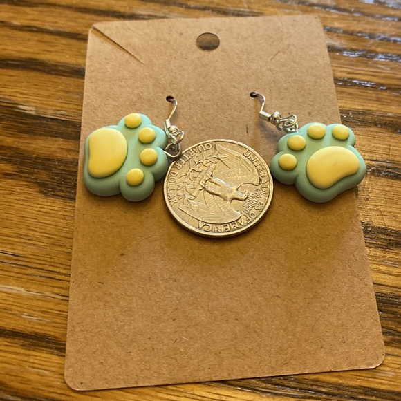 Handmade dog/cat paw earrings. It is green with yellow. - Picture 4 of 5